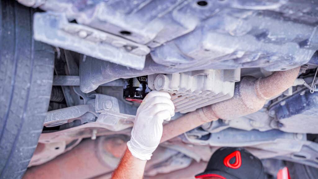 Tightening the oil drain plug for Toyota Yaris